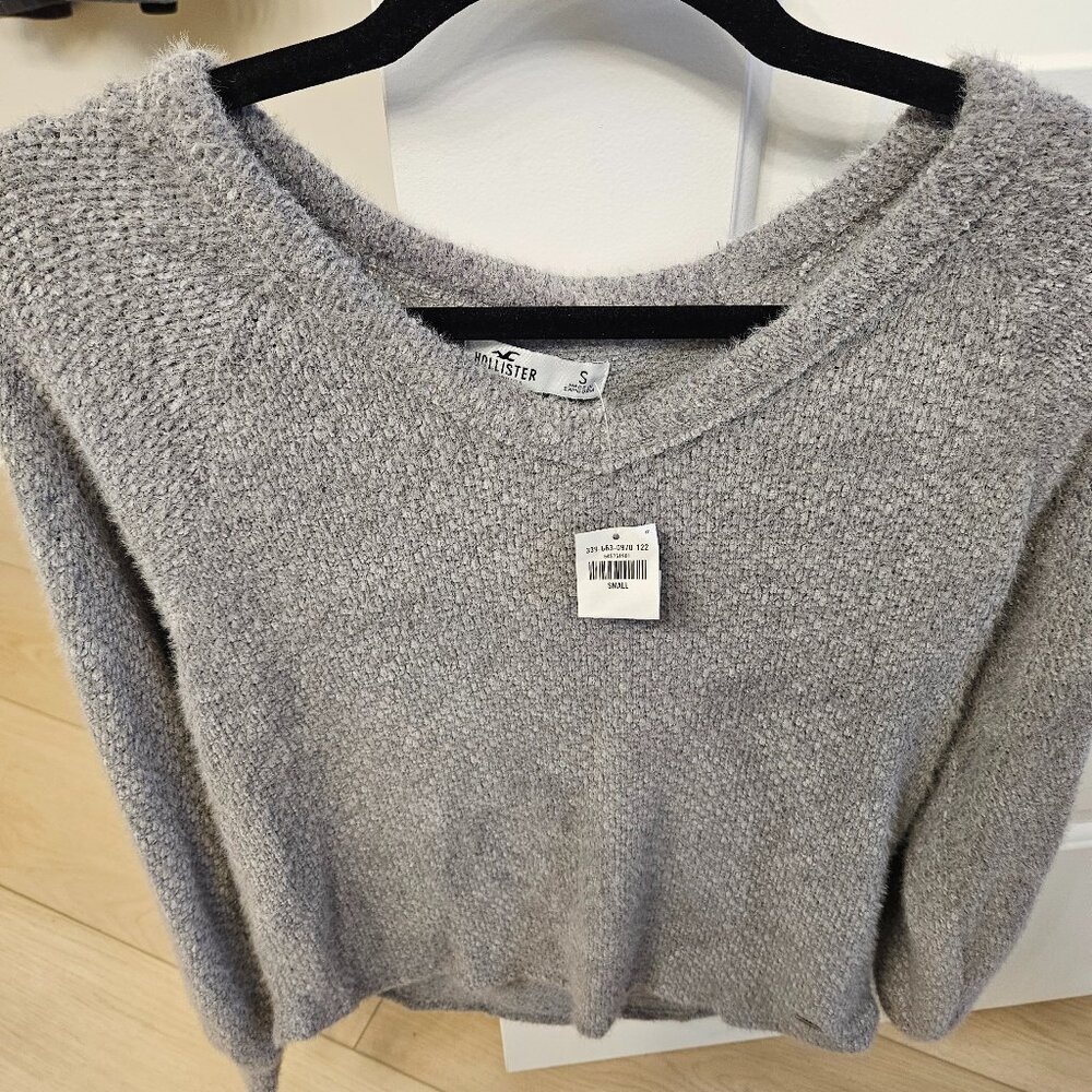 NWT Hollister Gray V-Neck sweater, size S